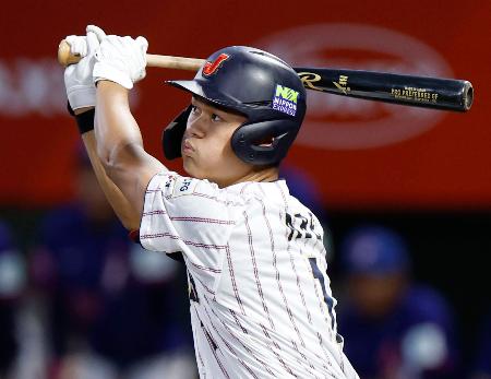 台湾戦の１回、先制二塁打を放つ阿部＝沖縄セルラー