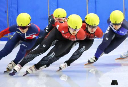 女子１５００メートル決勝　滑走する中島未莉（手前）＝帝産アイススケートトレーニングセンター