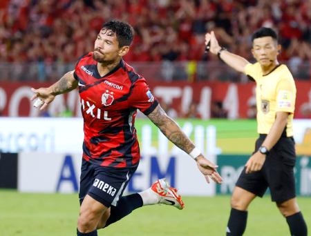 鹿島―湘南　後半、チーム３点目のゴールを決め、駆け出す鹿島・レオセアラ＝メルスタ