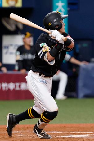 9回ソフトバンク無死二、三塁、牧原大が同点の左犠飛を放つ=京セラドーム