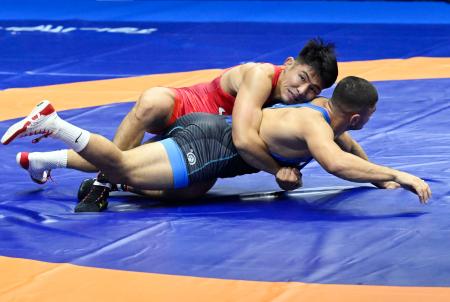 男子フリースタイル８６キロ級の準々決勝でアゼルバイジャン選手（下）と対戦する石黒隼士＝ザグレブ（共同）