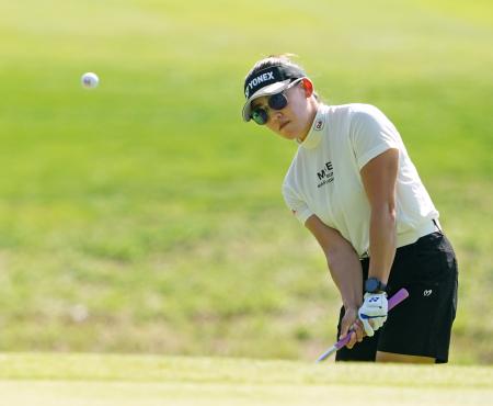 第３ラウンド、通算１４アンダーで３位に浮上した岩井千怜＝ＴＰＣリバースベンド（共同）