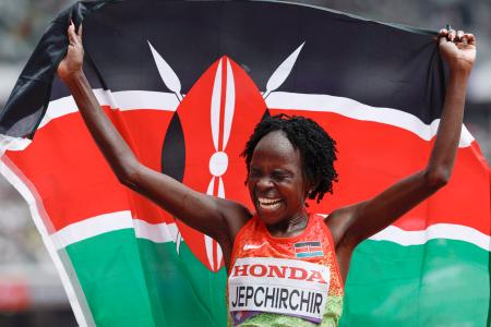 　女子マラソンで優勝したペレス・ジェプチルチル＝国立競技場