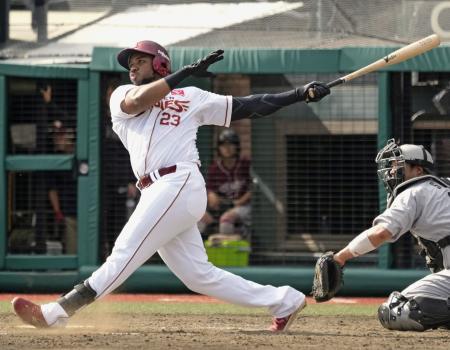 ３回楽天２死二、三塁、フランコが左翼線に２点打を放つ。捕手佐藤＝楽天モバイルパーク