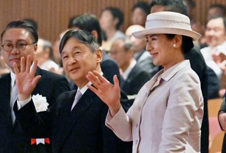 長崎の歴史や平和への思いを伝える舞台の見学を終え、手を振られる天皇、皇后両陛下＝１４日午後、長崎県佐世保市のアルカスＳＡＳＥＢＯ（代表撮影）