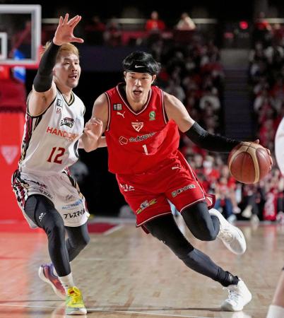 越谷戦で攻め込む千葉Ｊの渡辺（右）＝ららアリーナ東京ベイ