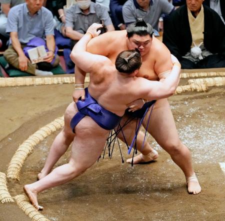 大の里が寄り倒しで安青錦を下す＝両国国技館