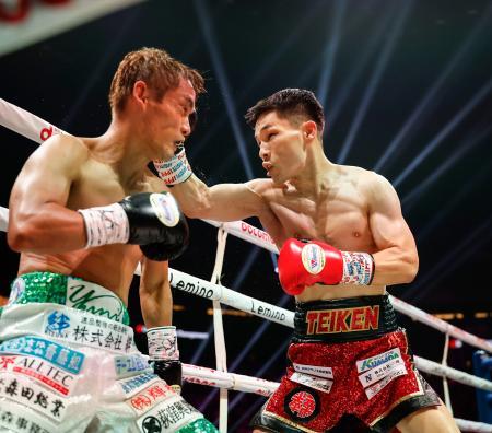 2回、高田勇仁(左)を攻める松本流星=IGアリーナ