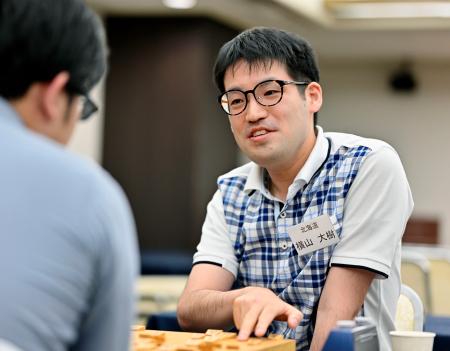 将棋の第７９回全日本アマチュア名人戦の決勝戦で、岩手代表の高橋海渡さん（左）を破り優勝した北海道代表の横山大樹さん＝１４日、東京都港区