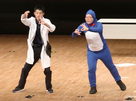 第１２回全国高校生手話パフォーマンス甲子園で、演劇・コント・ポエムなどの部門で優勝した県立熊本聾学校＝１４日、鳥取県倉吉市