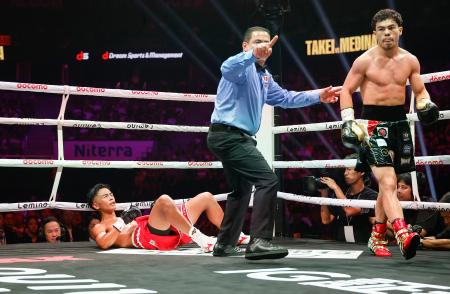 1回、クリスチャン・メディナ(右)にダウンを奪われた武居由樹=IGアリーナ