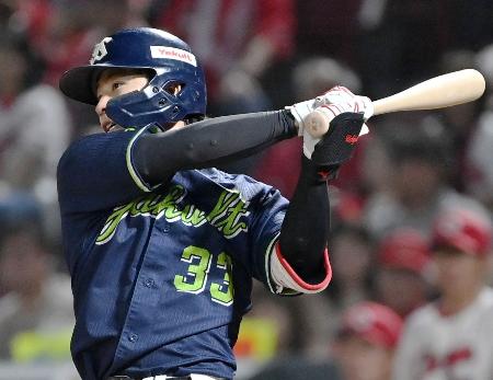 ９回ヤクルト２死二塁、内山が左前に適時打を放つ＝マツダ