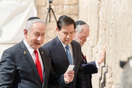 １４日、エルサレム旧市街の「嘆きの壁」を訪れたルビオ米国務長官（中央）とイスラエルのネタニヤフ首相（左）（共同）