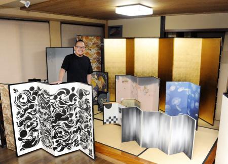 　現代アートとの「コラボレーション屏風」（左手前）などを紹介する片岡孝斗さん＝東京都墨田区