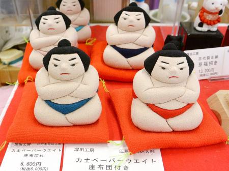 　塚田工房で制作販売する「力士ペーパーウエイト」＝東京都墨田区
