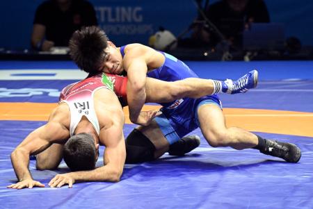 男子フリースタイル７４キロ級準々決勝でイラン選手（左）と対戦する高橋海大＝ザグレブ（共同）