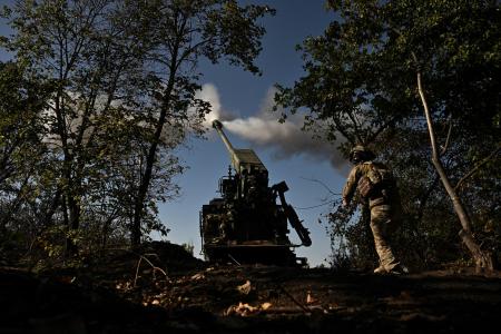 ロシア軍陣地を砲撃するウクライナ軍=13日、ウクライナ南部ザポリージャ州(ロイター=共同)