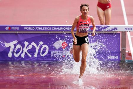 　女子３０００メートル障害予選　力走する斎藤みう＝国立競技場