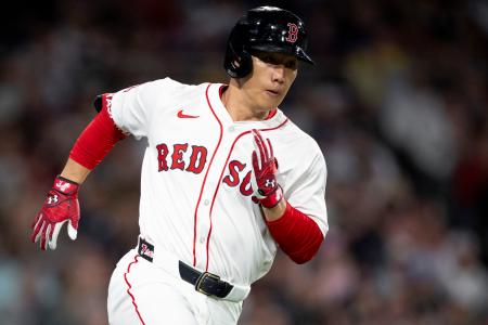 　ヤンキース戦の３回、中前打を放って走るレッドソックス・吉田＝ボストン（ゲッティ＝共同）