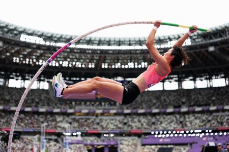 　女子棒高跳び予選　跳躍する諸田実咲＝国立競技場