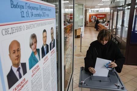 １４日、州知事選が行われたロシア・イルクーツク州の投票所（タス＝共同）