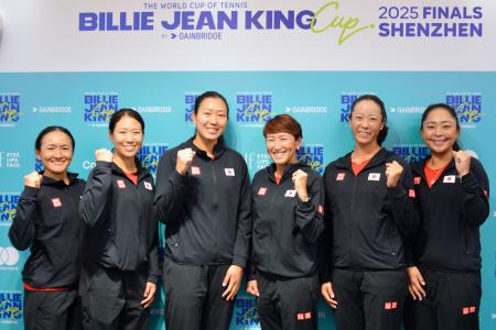 記者会見後にポーズをとる女子テニス日本代表の（左から）青山修子、日比野菜緒、内島萌夏、杉山愛監督、柴原瑛菜、穂積絵莉＝１５日、中国・深セン（共同）