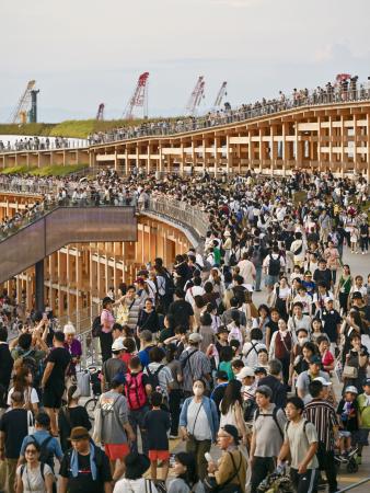 多くの来場者でにぎわう大阪・関西万博会場の大屋根リング＝１４日、大阪市此花区の夢洲