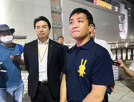 水戸市で記者団の取材に応じる国民民主党の玉木代表＝１５日午後