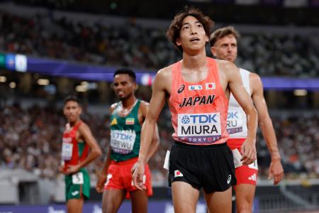男子３０００メートル障害決勝　レースを終えた三浦龍司（手前）＝国立競技場