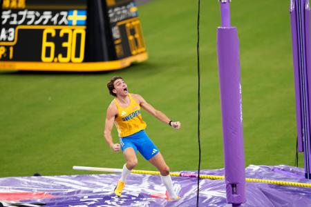 　男子棒高跳び決勝　世界新となる６メートル３０をクリアし、喜ぶアルマント・デュプランティス＝国立競技場