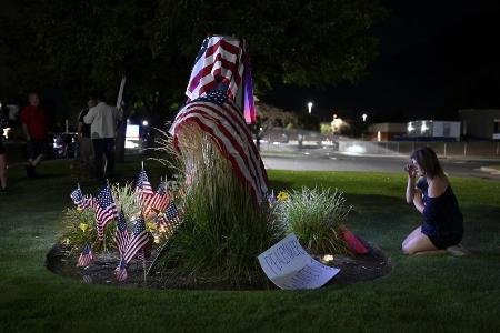 １０日、米西部ユタ州オレムで政治活動家チャーリー・カーク氏を追悼する支持者（ゲッティ＝共同）