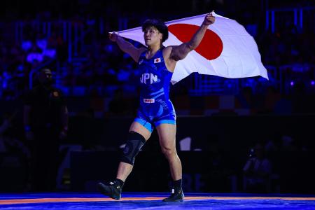 男子フリースタイル７４キロ級決勝で初優勝を果たした高橋海大＝１５日、ザグレブ（ゲッティ＝共同）