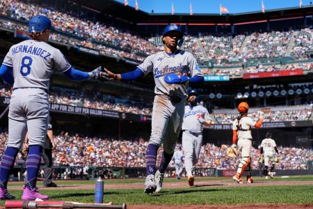 １４日のジャイアンツ戦で本塁に生還するドジャースのムーキー・ベッツ＝サンフランシスコ（ＡＰ＝共同）