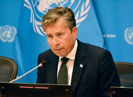 記者会見する国連人道問題調整室のフレッチャー室長＝１５日、ニューヨークの国連本部（共同）