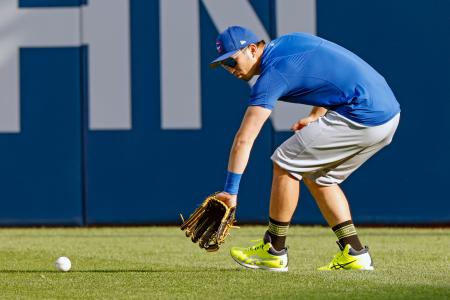 守備練習するカブス・鈴木＝ピッツバーグ（共同）