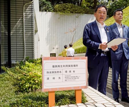 福島県内の除染で発生した土を用いた、環境省が入る庁舎の花壇を視察する浅尾環境相（左）＝１６日午前、東京都千代田区