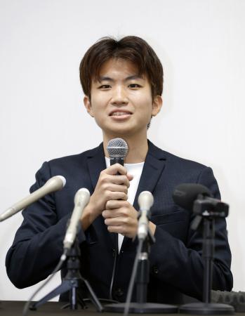　記者会見する「再生の道」新代表に選ばれた奥村光貴氏＝１６日午前、東京都港区