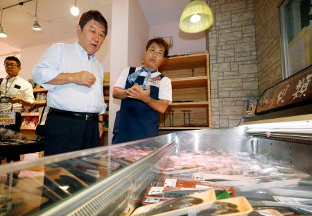 　スーパーマーケットを視察する自民党の茂木前幹事長（左）＝１６日午前、東京都練馬区