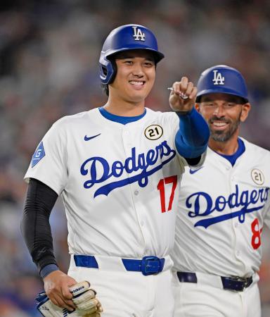 　フィリーズ戦の３回、四球で出塁したドジャース・大谷＝ロサンゼルス（共同）