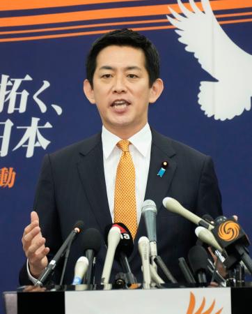 　記者会見で、自民党総裁選への立候補を表明する小林元経済安保相＝１６日午後、国会