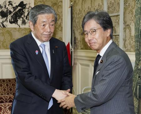 会談前に握手する自民党の森山幹事長（左）と立憲民主党の安住幹事長＝１６日午後、国会