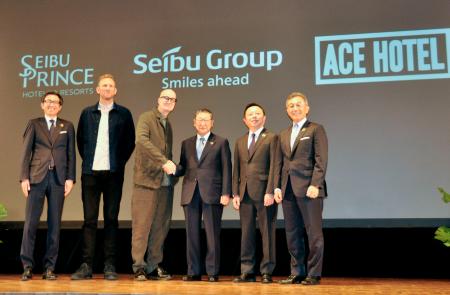 記者会見後、撮影に応じる西武ホールディングスの後藤高志会長（右から３人目）ら＝１６日午後、東京都内