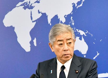 記者会見する岩屋外相＝１６日午後、外務省