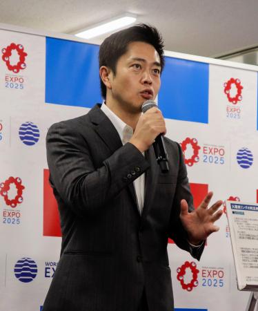 記者団の取材に応じる大阪府の吉村洋文知事＝１６日午後、大阪市此花区の夢洲