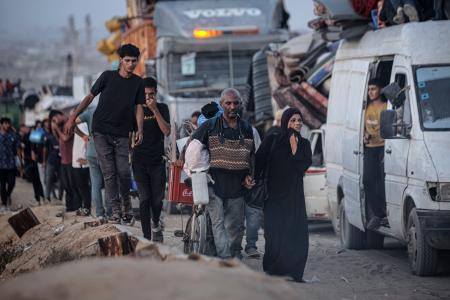 　１５日、パレスチナ自治区ガザ市で、イスラエル軍の攻撃から避難する人たち（ゲッティ＝共同）