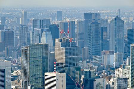 東京都心部の高層ビル群＝１６日午後（共同通信社ヘリから）
