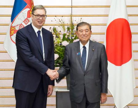 会談前に握手する、石破首相（右）とセルビアのブチッチ大統領＝１６日午後、首相官邸