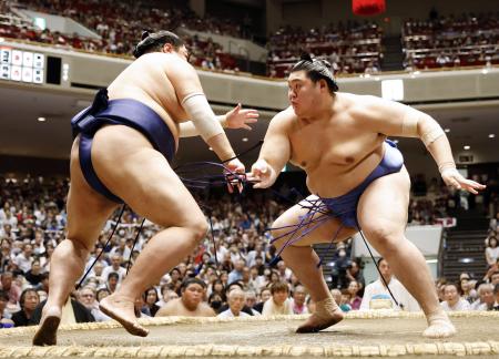 　阿炎（左）を攻める大の里。押し倒しで下す＝両国国技館