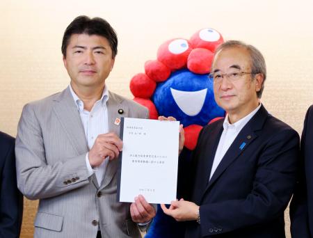 洋上風力発電に関する要望書を古賀友一郎経産副大臣（左）に手渡す花角英世新潟県知事＝１６日午後、経産省