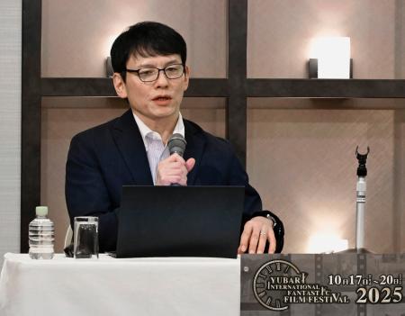 記者会見する「ゆうばり国際ファンタスティック思い出映画祭」運営委の田村謙治マネージング・ディレクター＝１６日午後、札幌市